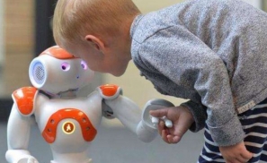当孩子遇到机器人，他们的社交会变怎样？