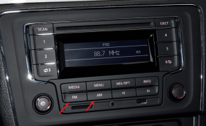 宝马也学特斯拉，几十万的车里容不下一个收音机？