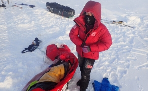 为了讲好一个“阿尔法狗式”的故事，21岁女冒险家穿优衣库登上北极点