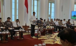 疫情失控，印尼总统对部长发飙