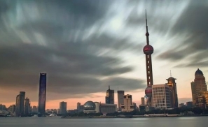 上海为何能超越香港，跻身国际航运中心前三？| 专访上海社科院原副院长何建华